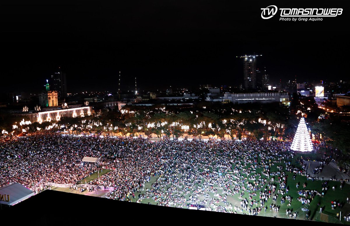 TomasinoWeb's tweet photo. Nothing beats the Thomasian Christmas spirit that can be witnessed in tonight's Paskuhan celebration 🎄 http://t.co/uieZ1k1pRK