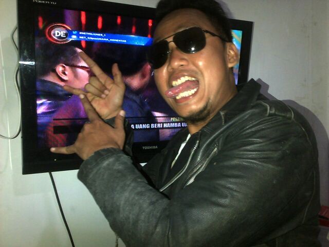 agan_st's tweet photo. @netmediatama BDM ROCK BANGEEETTTT #NETMILIUNER_1 clue "DE" http://t.co/VGNxxSu21k