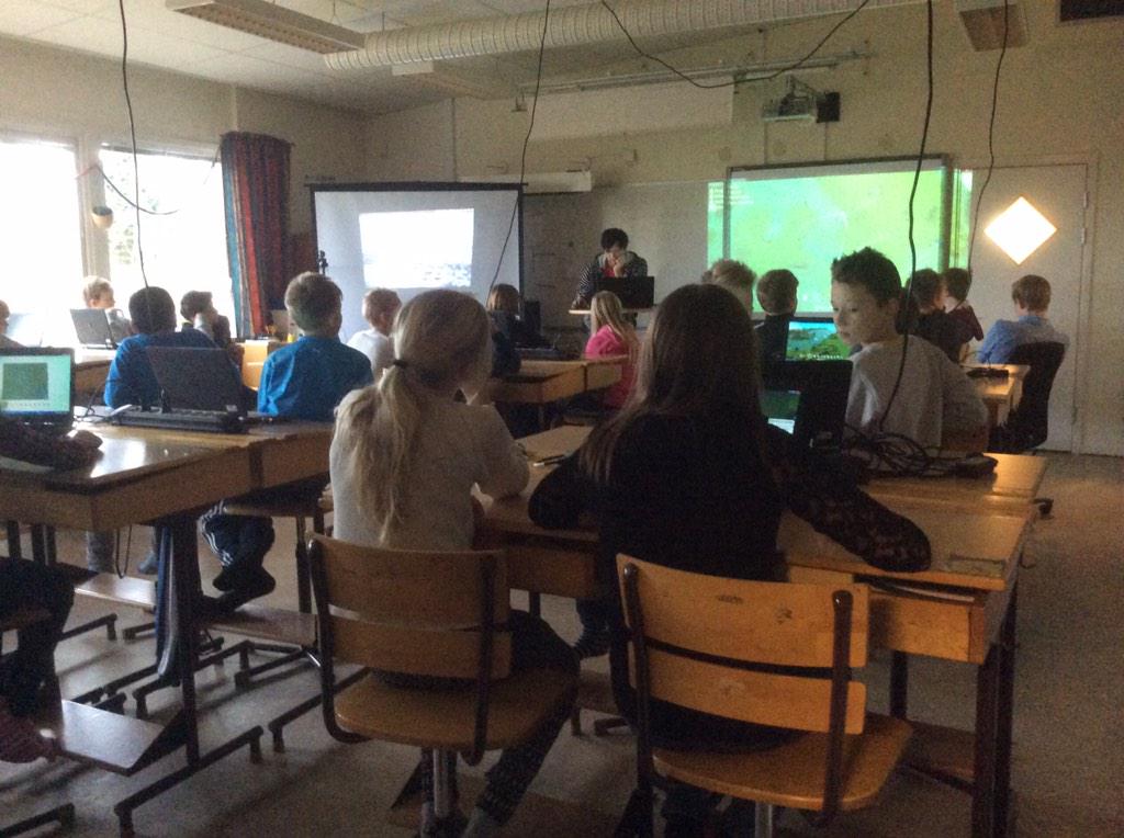 IjaA's tweet photo. Full fart i Mörrums klass 4c. Landskamp i programmering mellan Danmark och Sverige. #Karlshamn#CodWeek#CodingPirates http://t.co/OUDt1PKwlh