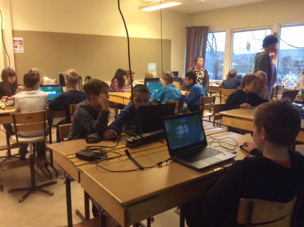 IjaA's tweet photo. Full fart i Mörrums klass 4c. Landskamp i programmering mellan Danmark och Sverige. #Karlshamn#CodWeek#CodingPirates http://t.co/OUDt1PKwlh