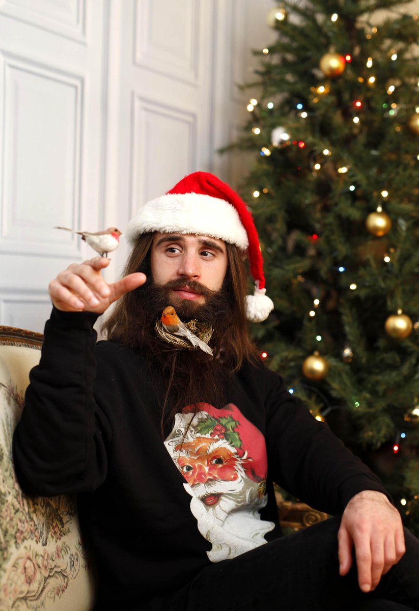 новый год (праздник). новый год опасный праздник. новый год корпоратив. парень в новогодней шапке. новогодниекорпоротивы.