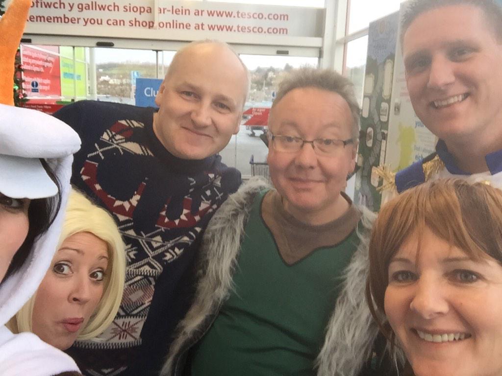 Frozen selfies in Newtown !@18_tesco <a href="/Faulky66/">Annemarie Freeman</a> <a href="/steve_kyte/">Steve Kyte</a>