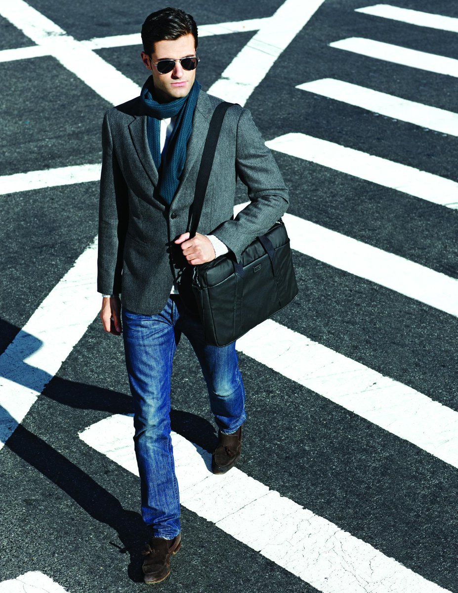 BuiltnyES's tweet photo. Bolsa multifunción para #hombre. Práctica para llevar tus cosas personales y del trabajo con mucho estilo! #neopreno http://t.co/JL1ENmEN5n