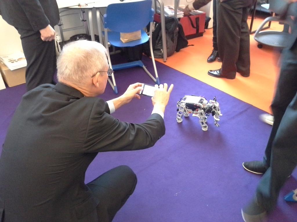 eu_schoolnet's tweet photo. Examples of #educational #technology right now at #fcl_eu replica #EdDigEra http://t.co/hPIN9A9SJC