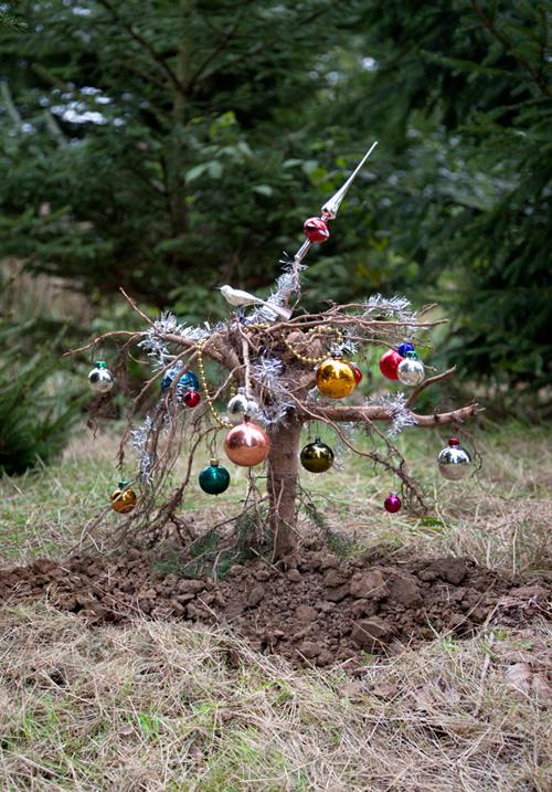 PrairiePartDieu's tweet photo. Donc voilà le sapin de Noël d'Helmut Smits pour NEON Magazine. Oui, il est à l'envers. #HelmutSmits #christmastree http://t.co/ROaAxdOOOa