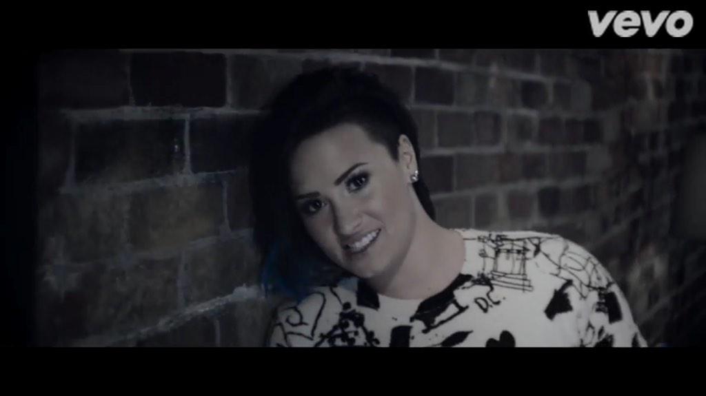handmadehell's tweet photo. ti amo infinitamente. #UpMusicVideoToday #MTVStars Demi Lovato http://t.co/iiVf3SMpGf