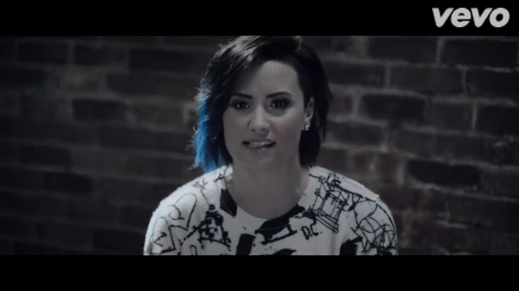 handmadehell's tweet photo. ti amo infinitamente. #UpMusicVideoToday #MTVStars Demi Lovato http://t.co/iiVf3SMpGf