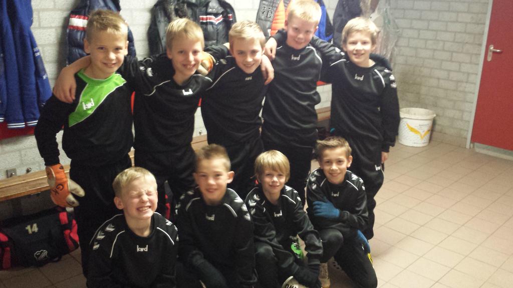 ConcordiaWehlE1's tweet photo. vanaf heden trainen @ConcordiaWehl E1 in het nieuw en kiezen ze voor uniformiteit. #degrindslag #CWE1 http://t.co/W0BiDRsCou