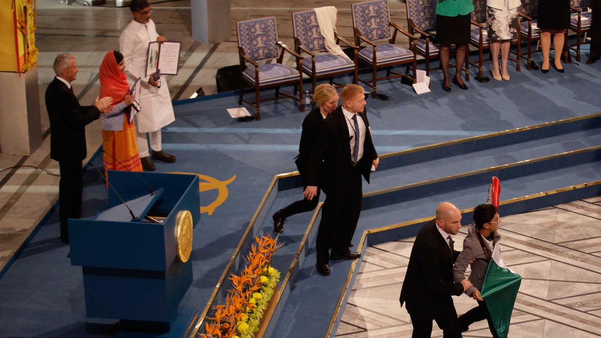 MVSNoticias's tweet photo. Pagan multa de #mexicano que irrumpió la entrega del Nobel de la Paz http://t.co/KPwhU8HpuT http://t.co/nzyuvuAC0b