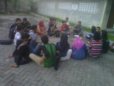 WismaPembebasan's tweet photo. Follow up materi gerakan pemuda dan mahasiswa (GPM) oleh mas sabda M. kholil. http://t.co/pqL7LyIpTO
