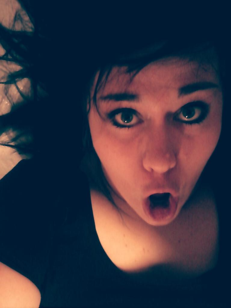 Pulsbassistin's tweet photo. Bekloppt? Kann ich!
#Küchenboden #Titten #Wtfsgoingon http://t.co/SwANeg7rpZ