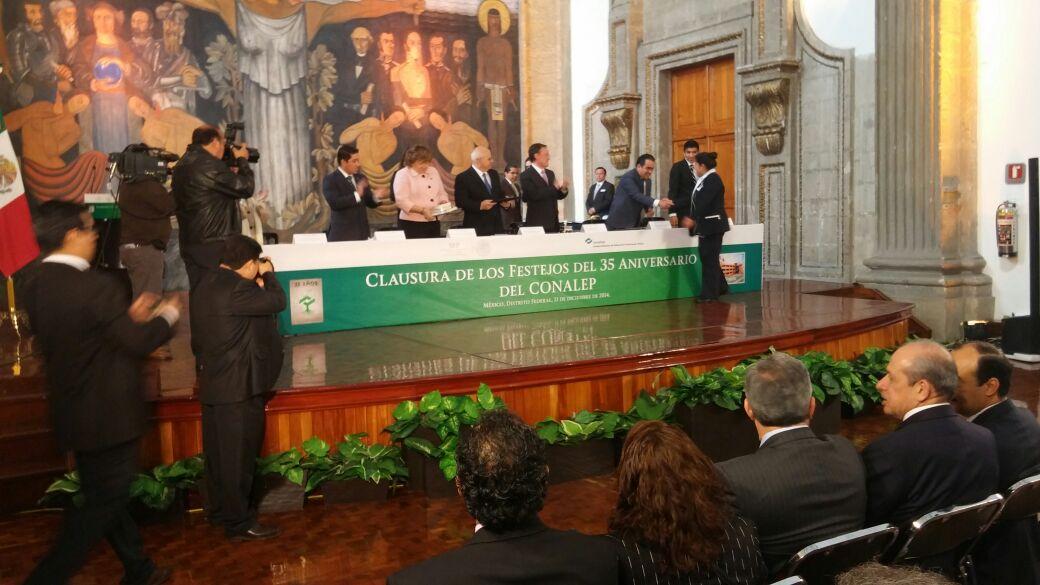 CONALEP_Mex's tweet photo. Premiación del Primer Concurso Nacional de Cartel #Conalep http://t.co/FvCzXiDO69