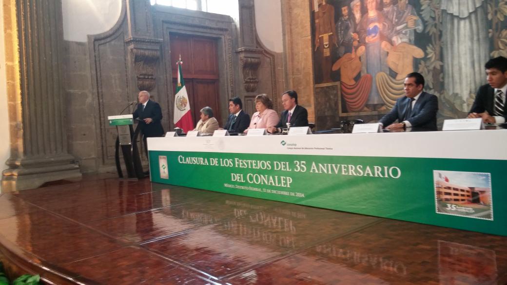 CONALEP_Mex's tweet photo. Con la honrosa representación de @EChuayffet,  el Dr @rtuiran dirige su mensaje #CONALEP @SEP_mx http://t.co/obXiWi6eRd