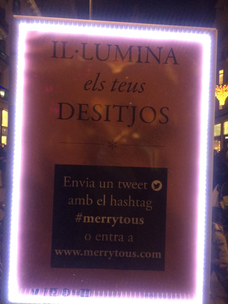 Как здорово придумали!!!!!!Постишь твит с хэштэгом #merrytous и твои сообщения появляются на елке в центре Барселоны!
