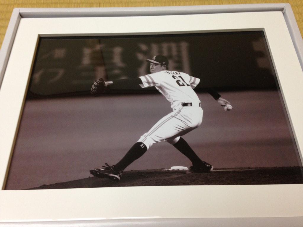 ozekick's tweet photo. 23日のイベントプレゼントを探しに、翔くんの部屋へ！
いいもの見つけました！サイン入りでどうですか？^_^ http://t.co/BcBKUhl6kF