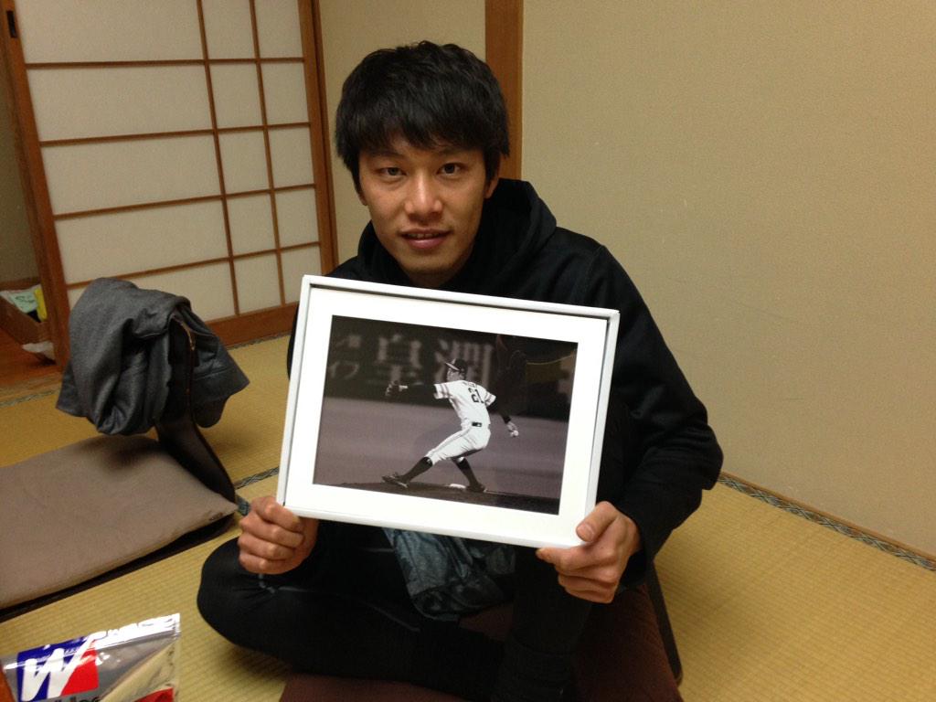 ozekick's tweet photo. 23日のイベントプレゼントを探しに、翔くんの部屋へ！
いいもの見つけました！サイン入りでどうですか？^_^ http://t.co/BcBKUhl6kF