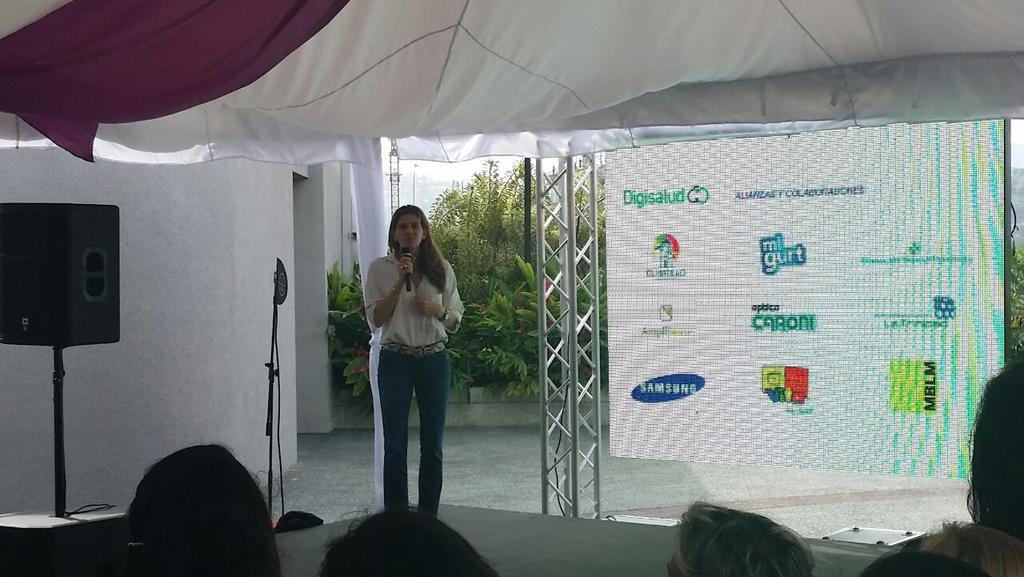 Amplisense's tweet photo. Claudia Cisneros presidenta de @Digisalud_Org presentando a los colaboradores de las jornadas de salud. http://t.co/4cZyelfN8W