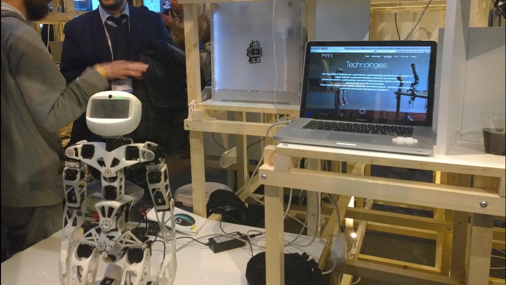 jpsolvay's tweet image. Le robot @Poppy_project en visite à @LeWeb #leweb2014 Possible de le voir à Bordeaux et Grenoble cc @DigitalGrenoble