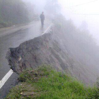 aljiraa_'s tweet photo. Apa kita sudah siap?? Ada apa dg Wonosobo?? Ini jalan arah dieng, tepatnya Desa Setieng 😞 http://t.co/QCH7FFf74H