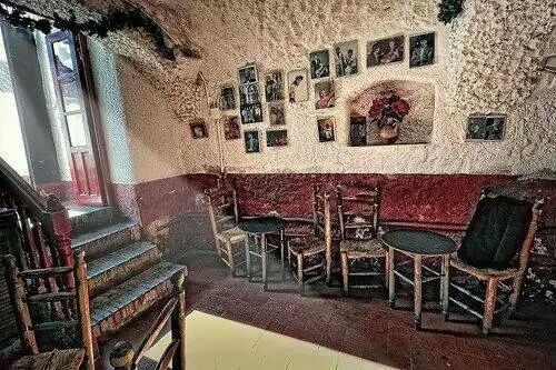 pepeluiscarmona's tweet photo. Mi peña k sitio más auténtico en el corazón del sacromonte k suerte que sea nuestra @herediarobles http://t.co/NrJarjqHI3