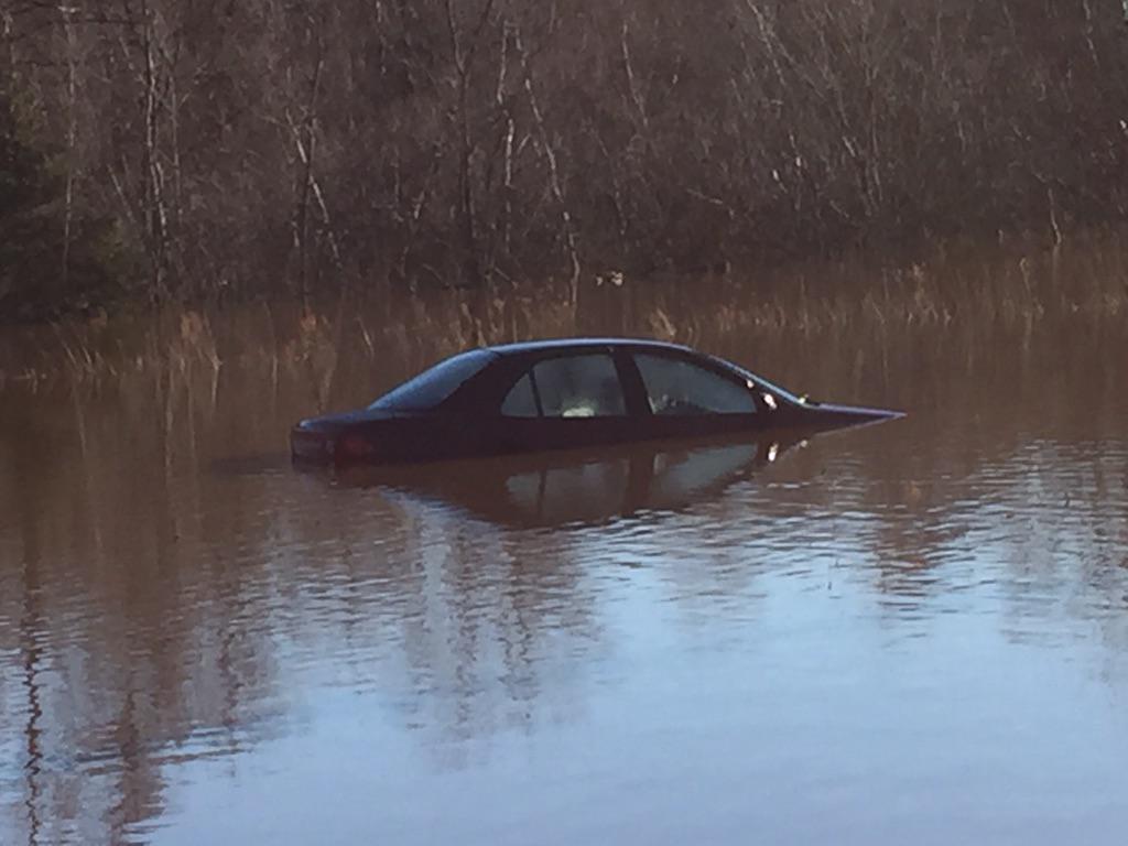 ReprtrPatHealey's tweet photo. It's gonna be hard to get this vehicle out in #LantzNS at the Mitchell Terrace apt #EastHants http://t.co/c6FZwfRNDY