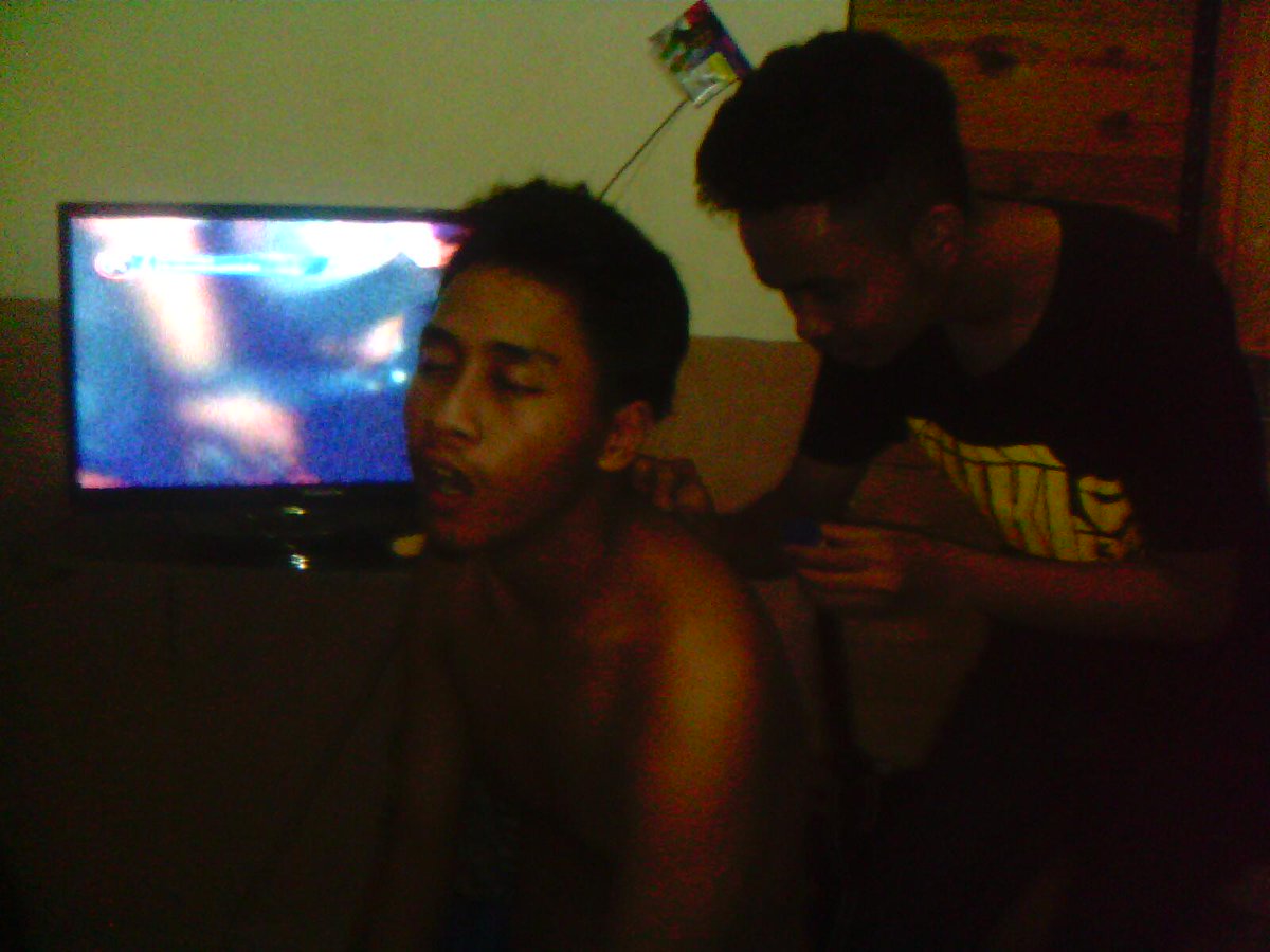 FallOutDanny's tweet photo. @netmediatama #NETmiliuner_4 makin enjoy nih nnton @86netmedia sambil di kerokin... 86 86 broooot (sfx) clue :A http://t.co/EPd6qjZWd6