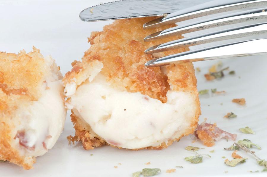 CecinadeLeon's tweet photo. Quién las pillara a estas horas... @elBurgerheim: #Croquetas caseras de #cecina y #parmesano #asiempezamosbien http://t.co/ZLvUT1HFog