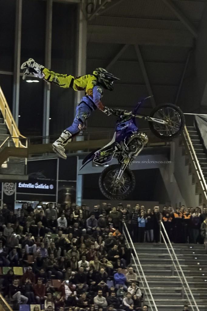 El <a href="/hdnegro/">Pablo Ibáñez aka el Hombre de Negro</a> va sólo en una moto y realiza saltos en tándem