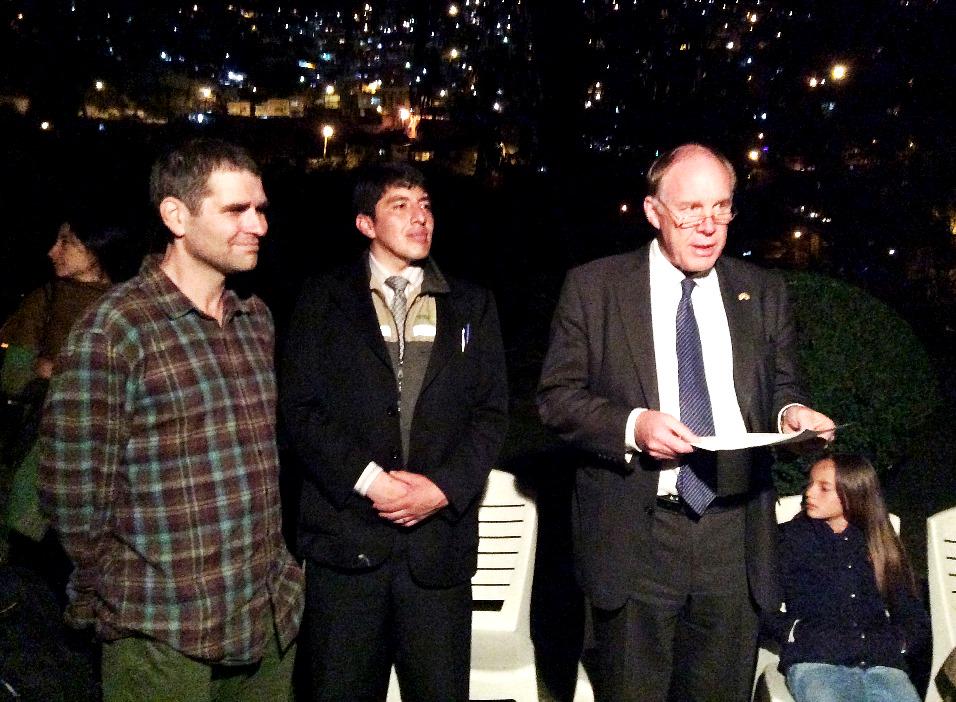 UKinBolivia's tweet photo. Embajador Ross Denny anoche en la apertura de holograma sonoro del artista británico @AugustineLeudar - #Sonandes http://t.co/5zC5onpUOu
