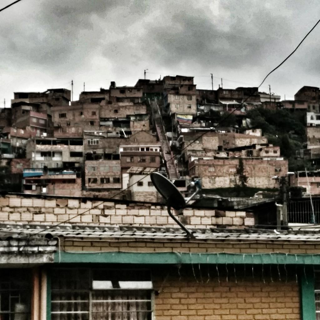 LayLowMusik's tweet photo. #scramblergang in #bogota #colombia #barrioquiroga #quiroga #internationalhiphop #ehw #scurrr http://t.co/xqVmdud3ju