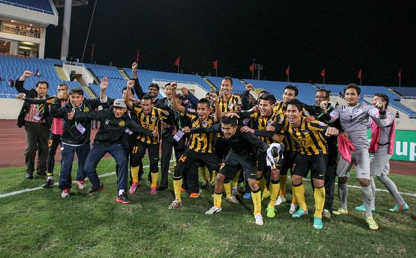 GOALasia's tweet photo. REPORT: Vietnam 2-4 Malaysia (Agg. 4-5): #HarimauMalaya through to the #AFFSuzukiCup final! http://t.co/yd7L5A5k54 http://t.co/uxB3XSseGV