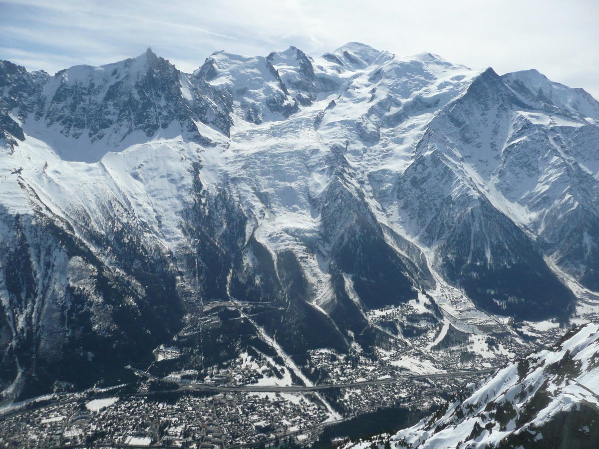 tomtroostwijk's tweet photo. Ons appartement in Chamonix-Mont-Blanc is met kerst nog beschikbaar voor verhuur. Kijk op http://t.co/OTrTHMOrmh. http://t.co/GIQkCAgXwo