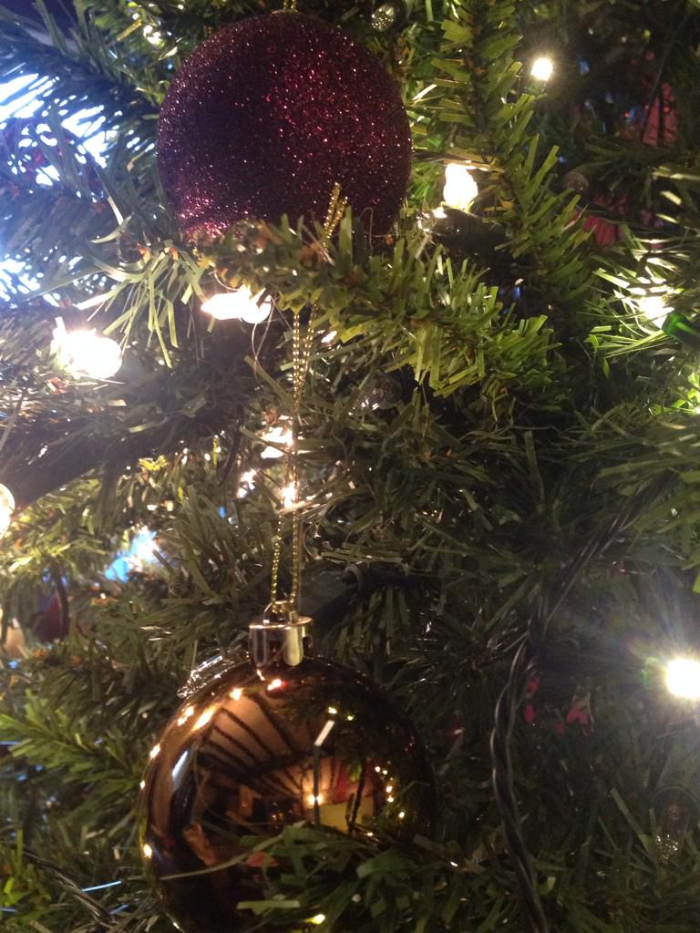 LollW's tweet image. Taking extra care when taking photos of any metallic baubles after #reflectiongate last year..