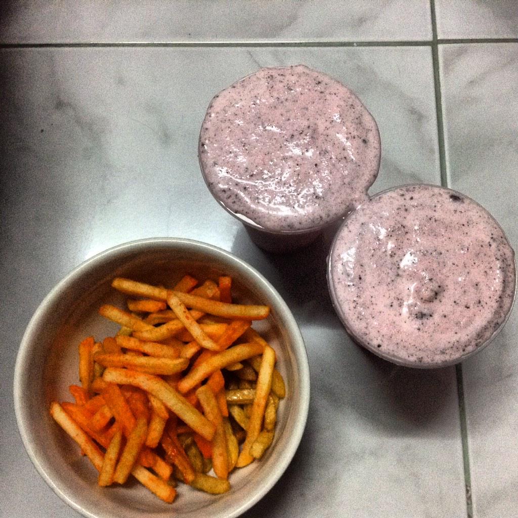 yuannepaulene's tweet photo. Midnightsnack😋🍟🍧🍓 #strawberryoreoshake #friesoverload http://t.co/96v1CdNp4N
