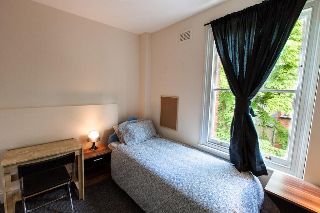 SHouseshare's tweet photo. We've got some nice single, twin and double rooms available from January onwards starting from £200. Just send a msg! http://t.co/bWEaj4RPRG