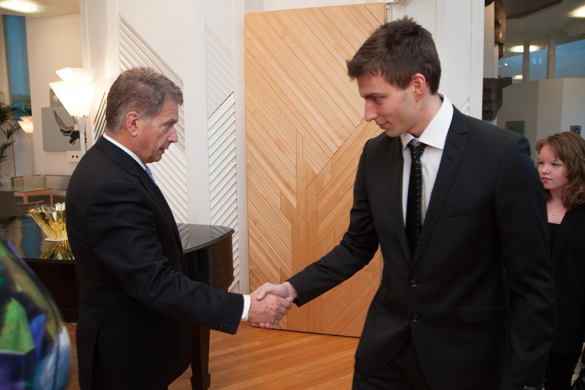 AleksiDelik's tweet photo. Lukuinto-oppilas ja Lukuintolähettiläs luovuttamassa Lukutaito-juhlarahaa tasavallan presidentille http://t.co/YeGuHmJddw