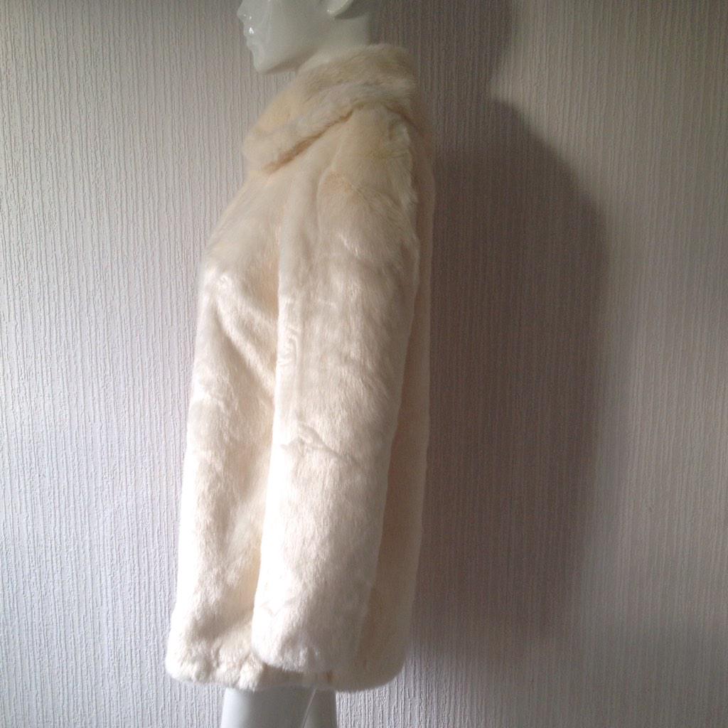 Luxurious  cream fur coat  at glungta.co.uk