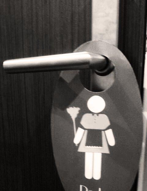 caliples's tweet photo. Donc l'image du personnel d'entretien de cet hôtel c'est une «femme» avec une jupe au dessus du genou ? @MachoLand http://t.co/4zCbLxcBaX