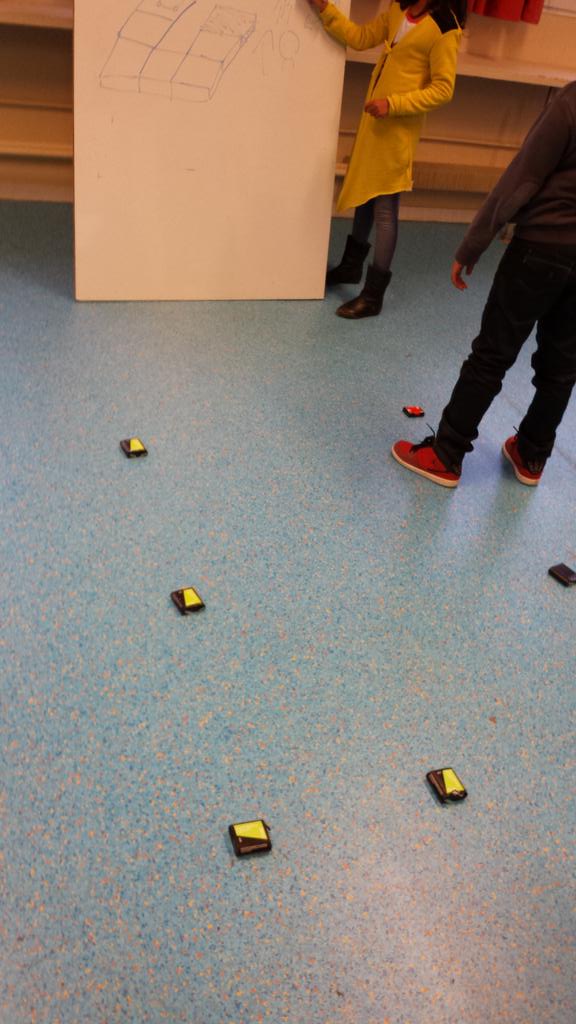 ptiweb's tweet photo. L'HEURE DE COD3 c'est aussi à Garges 95 avec #sciencetour #urbancoders @DavidPuz @FrancoisTaddei @petitsdeb @CNNum http://t.co/OTAmFxFuzB