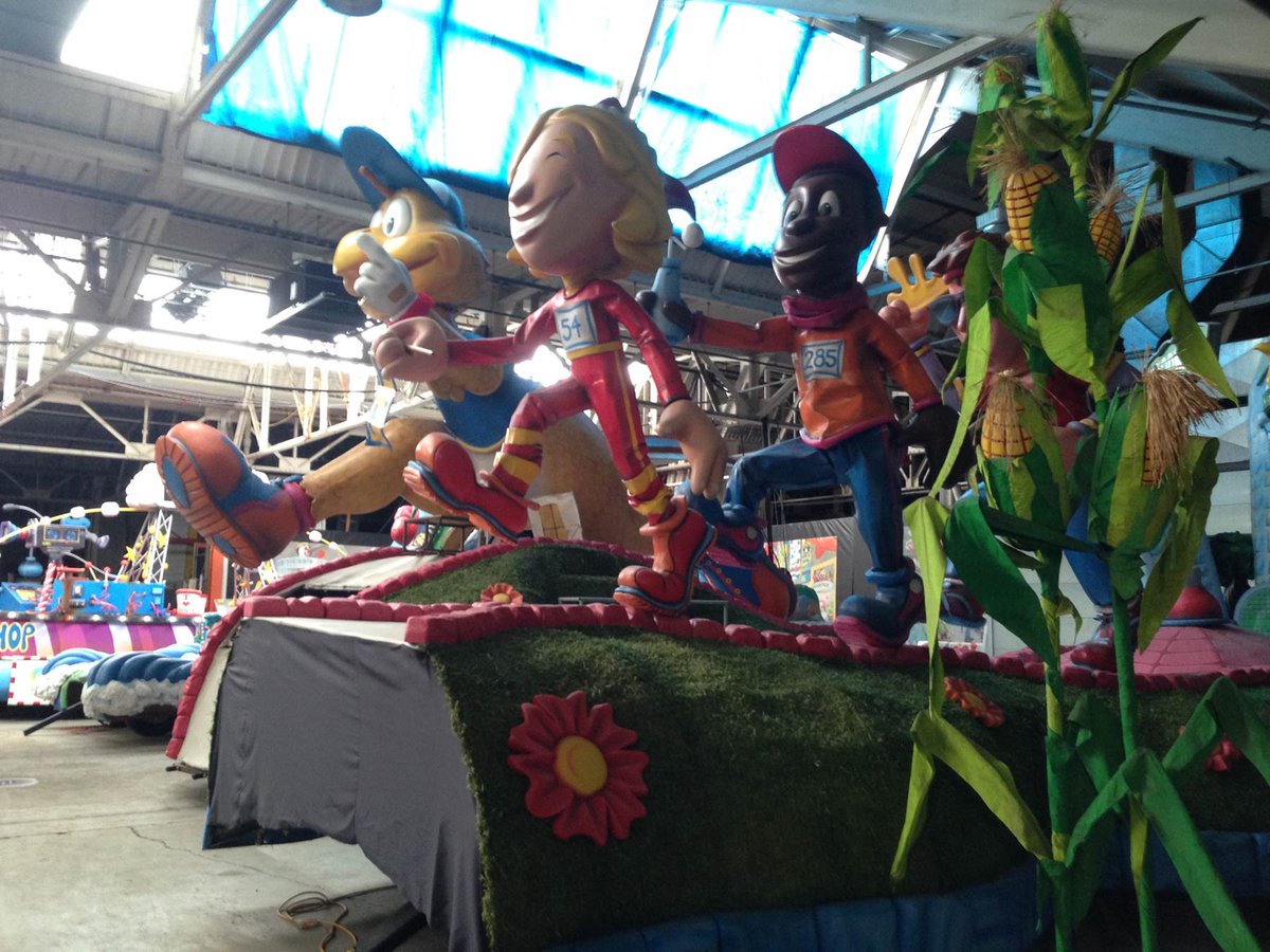 jackmorton's tweet photo. Bailey, Patricia and Stacey created floats for the Thanksgiving Day Parade in Detroit. #DaytoDo ttp://bit.ly/1zFJLs1 http://t.co/FVGNcINjmZ