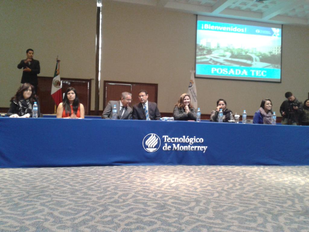Tec_CCM's tweet photo. Autoridades de @DIFCDMX @DAE_CCM dan la bienvenida a los pequeños en la segunda #PosadaTec @camccm http://t.co/AwBkvT4FMs