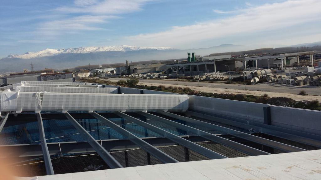 Montaje de cubierta en la nave de Atarfe, HIERROS Y ALUMINIOS PUEBLA S.L.