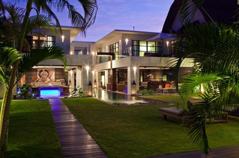 LUXURYPlCTURES's tweet image. Modern little villa in Bali.