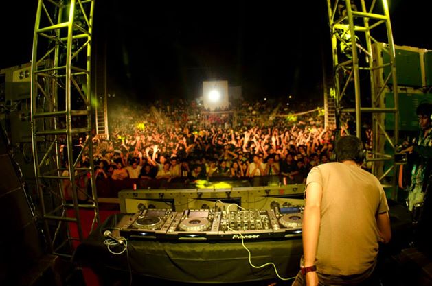 iitb_moodi's tweet photo. We had an awesome time with @djlange and Nucleya. This 26th , Sander van Doorne will be rocking #MI2k14 #tbt http://t.co/ZRdeawqnNp