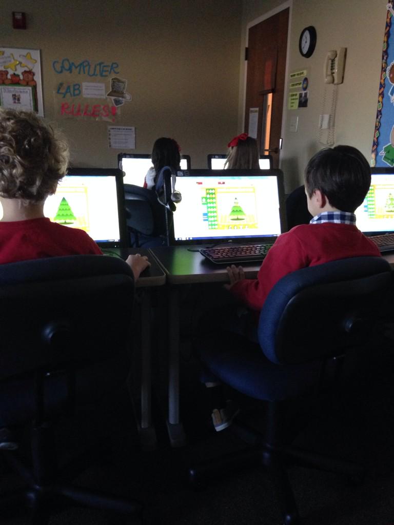 emmy49er's tweet image. 1st graders having some Christmas fun in the lab today. #hgcs2014