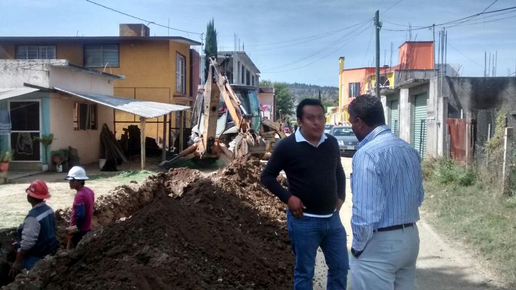 FrancoArmengol's tweet photo. Seguimos trabajando para San Jacinto Amilpas electrificacion calle Morelos @EvielPM @lizacosta2012 http://t.co/Jzm8k3YFkQ