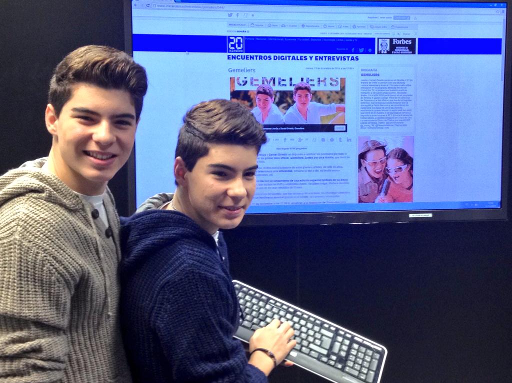 GemeliersMusic's tweet photo. Ya contestando a vuestras preguntas en @20m #gemeliersen20m @PepsRecordsES http://t.co/osgasNcrpx
