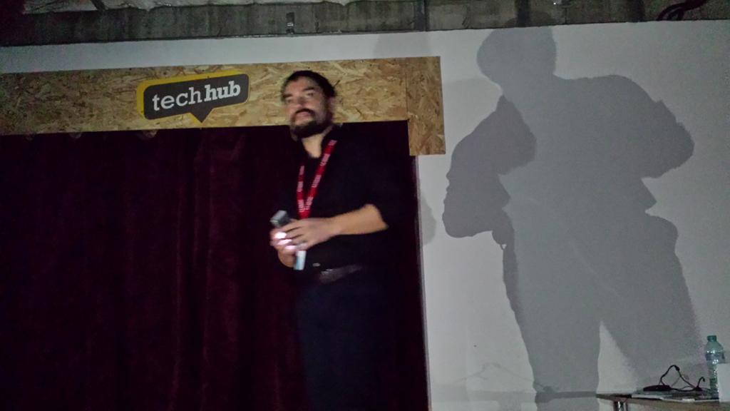 palici's tweet photo. Primul UX Meetup în beznă la lumina telefoanelor :) #uxdb http://t.co/1LCepcIGMI