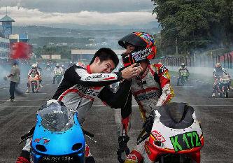 Yabes__'s tweet photo. Happy b'day abang pertama !! http://t.co/nCMNowzZf6