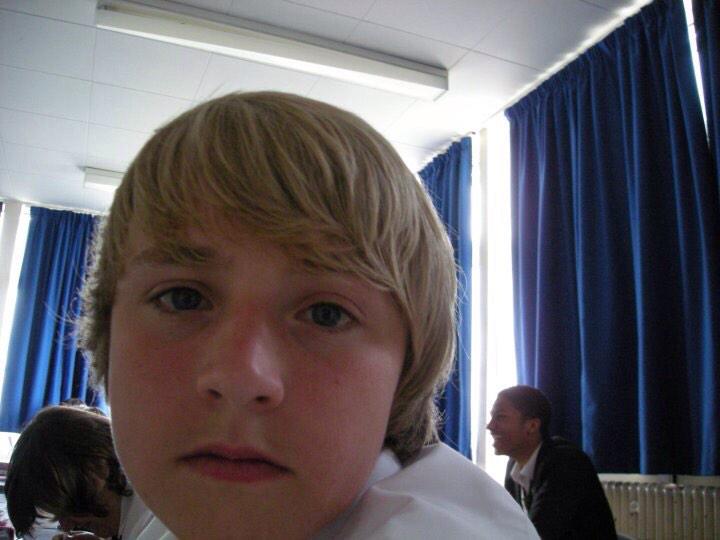 ReactsSmith's tweet image. When you open snapchat and front camera is on